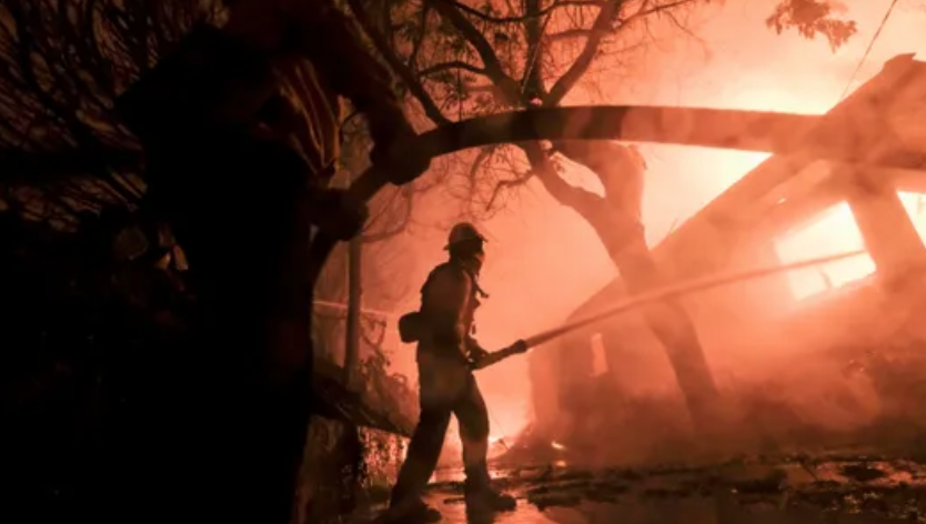 Firefighters battle the Woolsey Fire as it burns a home in Malibu in this file photo. (Photo: AP PHOTO)